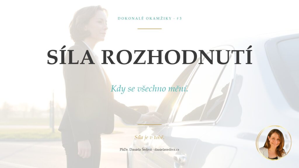 Žena u dveří auta, ruka na klice – metafora rozhodnutí. Síla je v tobě – Daniela Šedivá.
