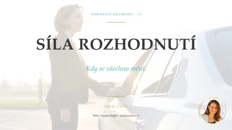 Žena u dveří auta, ruka na klice – metafora rozhodnutí. Síla je v tobě – Daniela Šedivá.